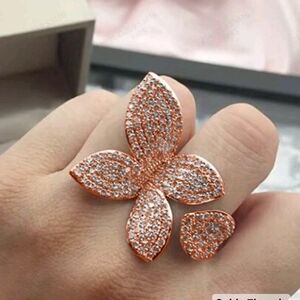 Elegant Gold Floral Ring